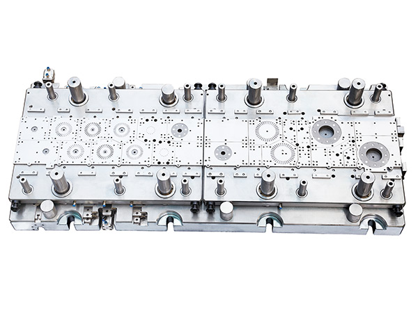 φ135工业电机铁心双列自扣级进模上模